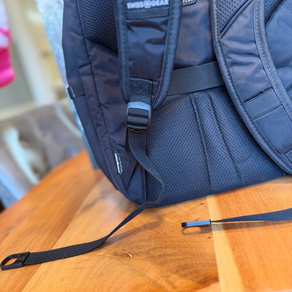 SwissGear 3670 USB ScanSmart Laptop Backpack - Picture 9 of 16